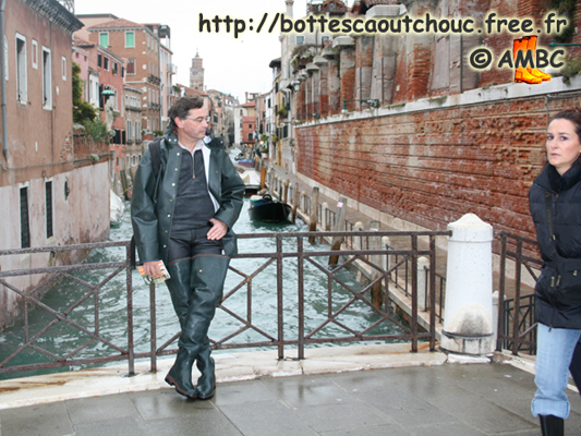 Philippe in Venetia in waders. Gummi Waders, cuissardes caoutchouc, rubber hip boots.