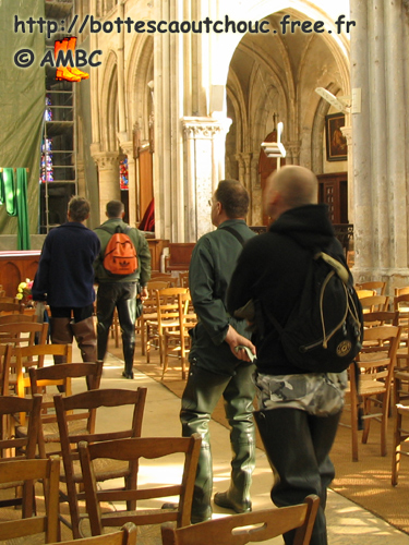 Wearing waders in a church, 2007. Gummi Waders, cuissardes caoutchouc.