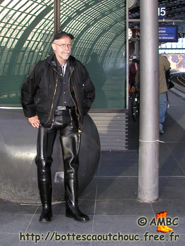 Michael in Berlin in Novesta waders. Gummi Waders, cuissardes caoutchouc.
