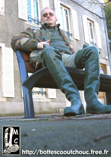 Pascal wearing green waders. Gummi Waders, cuissardes caoutchouc, rubber hip boots.