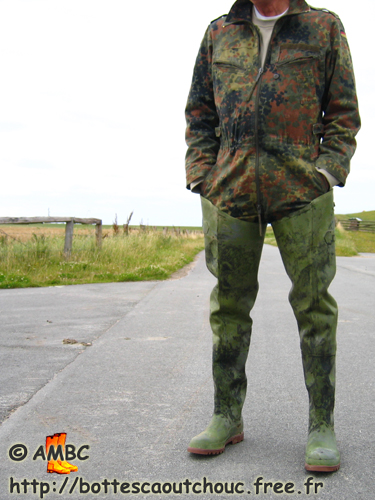 Wearing Superga waders. Gummi Waders, cuissardes caoutchouc, rubber hip boots.