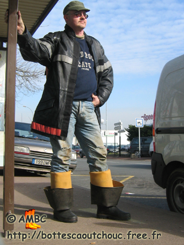 Pascal at the bus stop, 2007. Gummi Waders, cuissardes caoutchouc, rubber hip boots.