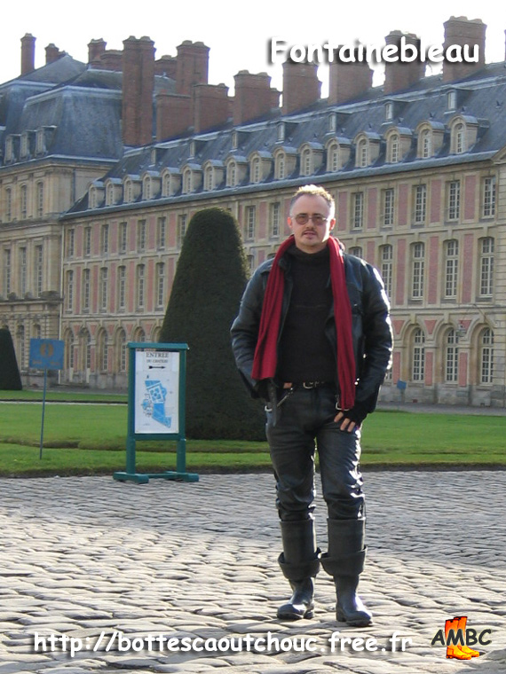 Pascal wearing Nokia waders in Fontainebleau Castle,  Jan. 2005
