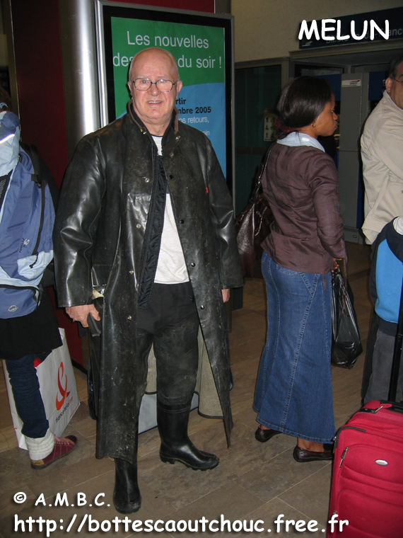 Alan, wearing Baudou waders, Melun station, Nov. 2005