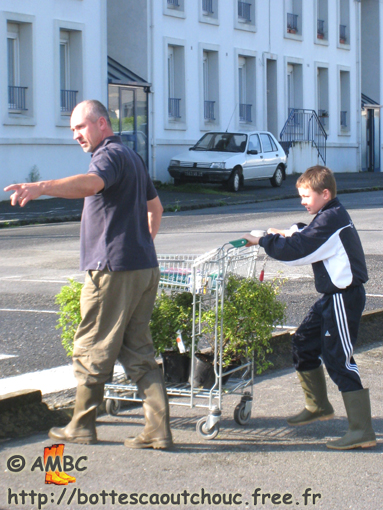 Father & son in Lesneven, (Brittany,  France), 21 August 2008.