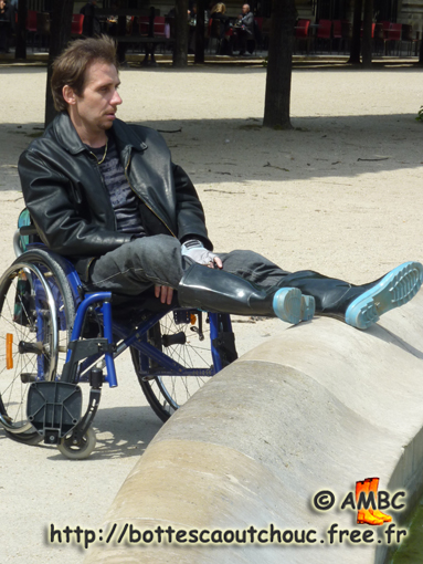 In Paris, wearing Marc Jacobs wellies; Gummistiefel, 2010.