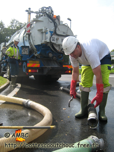 Wearing gloves and gumboots; Gummistiefel, 2007.