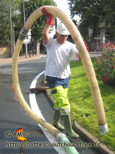 Dance with a hosepipe, Dammarie Les lys, France; Gummistiefel, 2007.