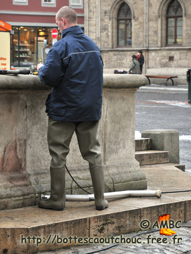 Marktbrunnen, Weimar; Gummistiefel, 2009.