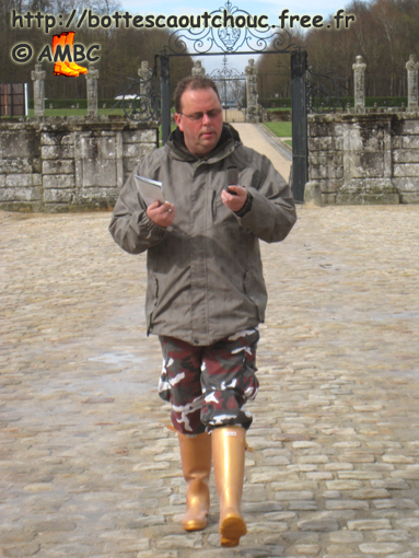 Kurt wearing golden Hunter gumboots in Vaux le Vicomte palace, France. Gummistiefel, bottes caoutchouc, rubber boots, rubber laarzen, 2010.