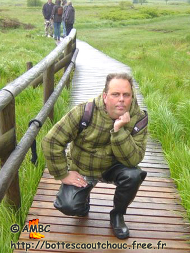 Kurt, wearing black waders in Belgium. Gummistiefel, bottes caoutchouc, rubber boots, rubber laarzen, 2010.
