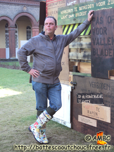Wearing Mickey Mouse wellies. Gummistiefel, bottes caoutchouc, rubber boots, rubber laarzen, 2012.