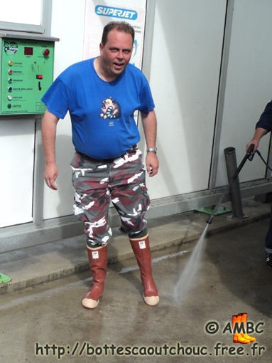 Plyaing with water & gumboots at a carwash. Gummistiefel, bottes caoutchouc, rubber boots, rubber laarzen, 2011.
