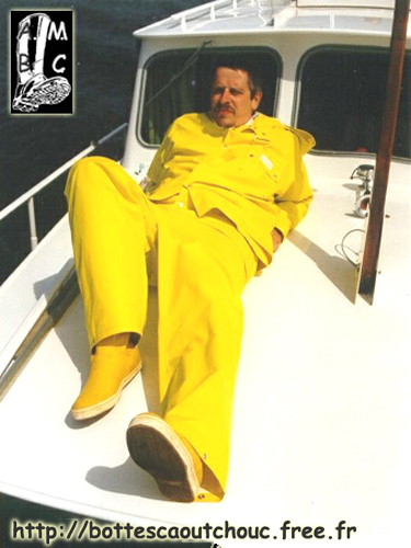 In yellow raingear, 2006. Gummistiefel, bottes caoutchouc.