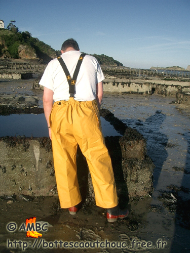 In an oysterfarm in rubber boots, Gummistiefel, bottes caoutchouc.