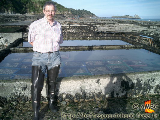 Wearing waders in oysterfarms, france, 2007. Gummistiefel.
