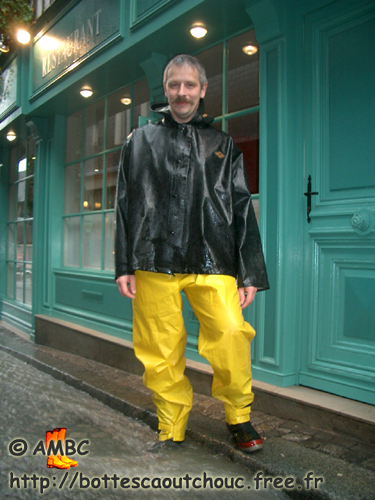 Leaving the restaurant under the rain, 2007. Gummistiefel.