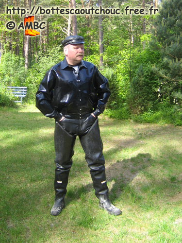 In full rubber in the park, 2008. Gummistiefel, bottes caoutchouc, waders.
