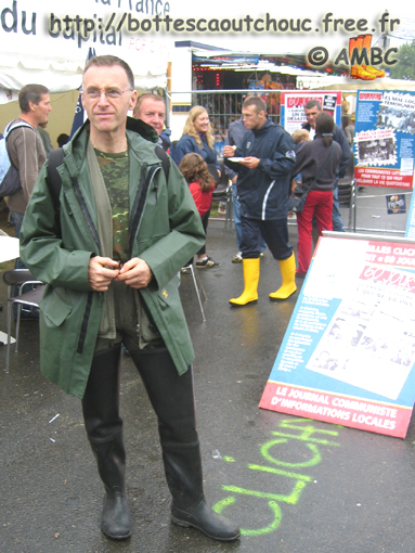 Roger wearing Nokia waders & a booted guy. Gummistiefel, botas de goma, bottes en caoutchouc, 2005.