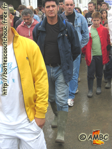 Adult & kids in wellies. Gummistiefel, botas de goma, bottes en caoutchouc, Sept. 2005.
