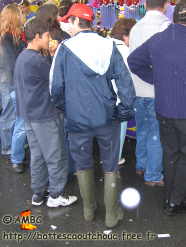 Teenager wearing Tretorn gumboots. Gummistiefel, botas de goma, bottes en caoutchouc, Sept. 2005.