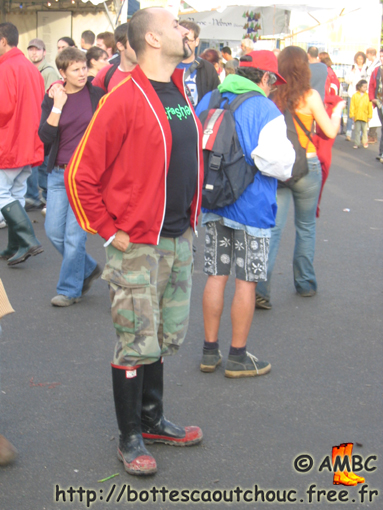 Wearing nice toe-capped gumboots. Gummistiefel, botas de goma, bottes en caoutchouc, Sept. 2005.