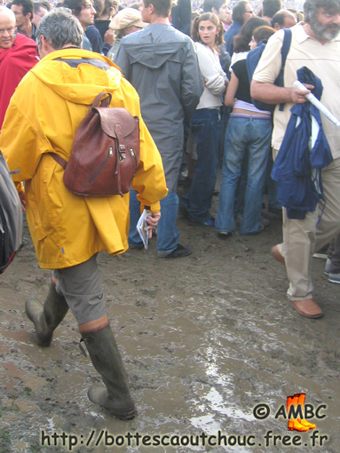 Raincoat, shorts and Aigle wellington boots. Gummistiefel, botas de goma, bottes en caoutchouc, Sept. 2005.