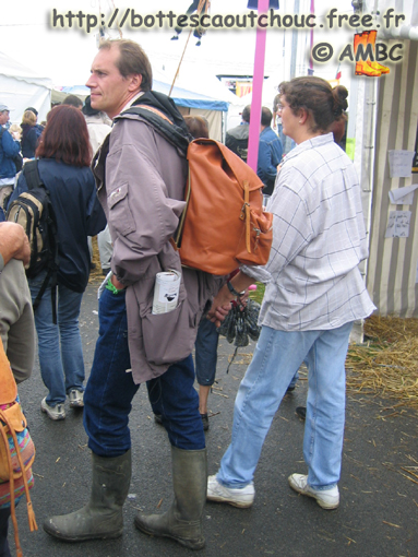 Wearing rubberboots. Gummistiefel, botas de goma, bottes en caoutchouc, Sept. 2005.