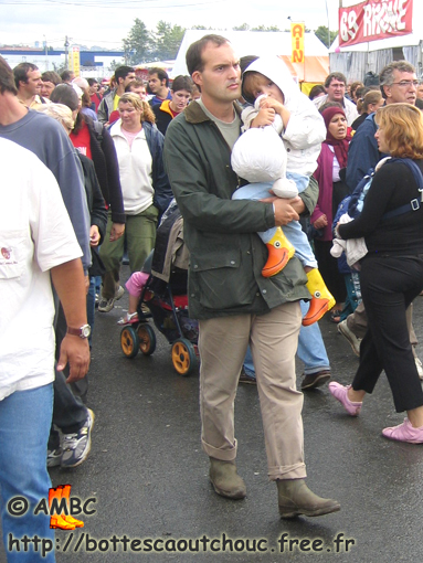 Father & son wearing rubber boots. Gummistiefel, botas de goma, bottes en caoutchouc, Sept. 2005.