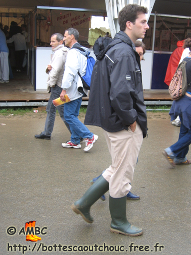 Walker in PVC boots. Gummistiefel, botas de goma, bottes en caoutchouc, Sept. 2005.