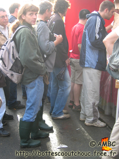Queueing wearing PVC boots. Gummistiefel, botas de goma, bottes en caoutchouc, Sept. 2005.