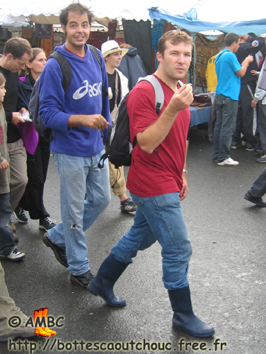 Young guy wearing PVC boots. Gummistiefel, botas de goma, bottes en caoutchouc, Sept. 2005.