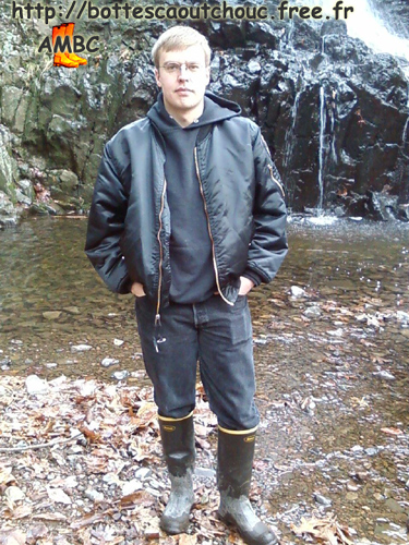 At the waterfall in wellies. Gummistiefel, bottes caoutchouc.