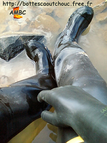 Wearing waders and rubber gloves, 2008. Gummistiefel, cuissardes caoutchouc.