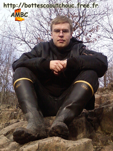 Wearing Lacrosse gumboots on the rocks, 2008. Gummistiefel, bottes caoutchouc.