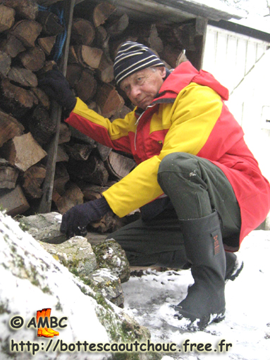 At home wearing rubber boots. Gummistiefel, bottes caoutchouc, gumboots, 2010.