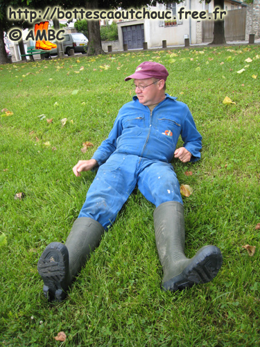 Wearing blue overalls & working PVC boots, 2007.
