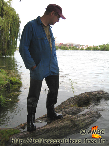Wearing Nokia waders, at the Seine river, 2007.