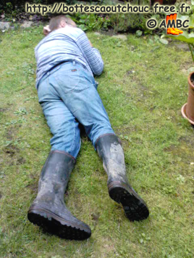 Some rest in muddy Parcours, 2010. Bottes caoutchouc, Gummistiefel.