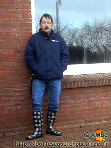 Black & White in the street 2007. Gummistiefel, bottes caoutchouc.