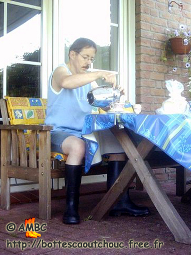 Wearing shorts & wellies for breakfast, 2007. Gummistiefel, bottes caoutchouc.