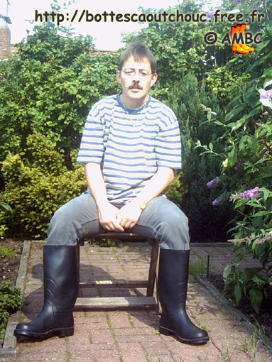 Wearing black Phoenix gumboots, 2006. Gummistiefel, bottes caoutchouc.