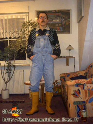  At home, 2006. Gummistiefel, bottes caoutchouc.