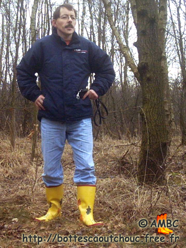 Walking in Winter, 2008. Gummistiefel, bottes caoutchouc.