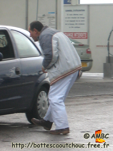 Wearing Chambord wellies, Dammarie 2007. Gummistiefel, bottes caoutchouc.