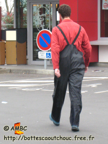 In PVC, coffee pause, 2008. Gummistiefel, bottes PVC.