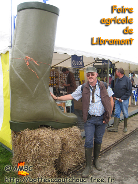 Pascal & the huge boot for Culot stand. Gummistiefel, botas de goma, bottes en caoutchouc, rubber laarzen, 2007.
