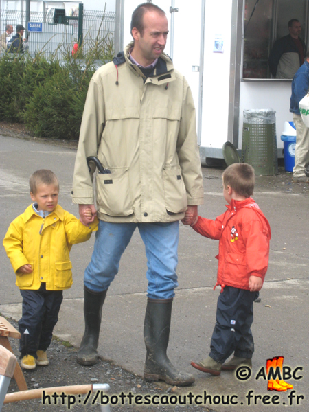 Father & sons in wellies. Gummistiefel, botas de goma, bottes en caoutchouc, rubber laarzen, 2007.