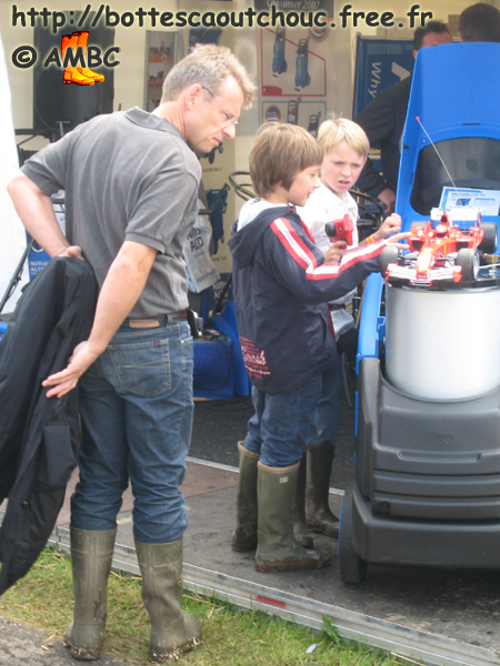 Father & sons in wellies; at Libramont, Belgium. Gummistiefel, botas de goma, bottes en caoutchouc, rubber laarzen, 2007.