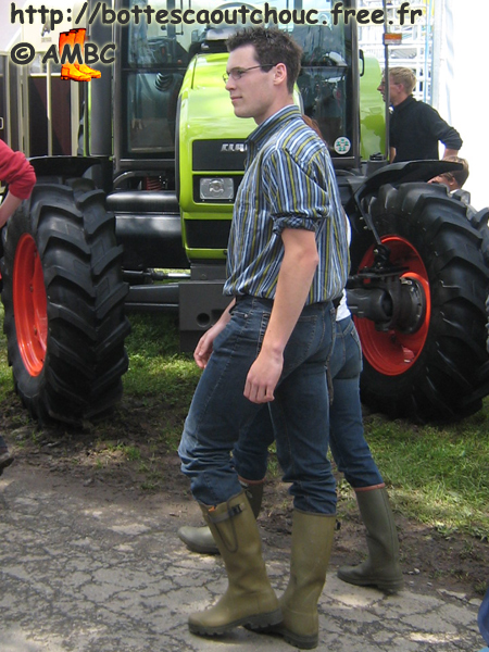 Nice looking guy wearing Vierzon Le Chameau rubber boots.   Gummistiefel, botas de goma, bottes en caoutchouc, rubber laarzen, 2007.